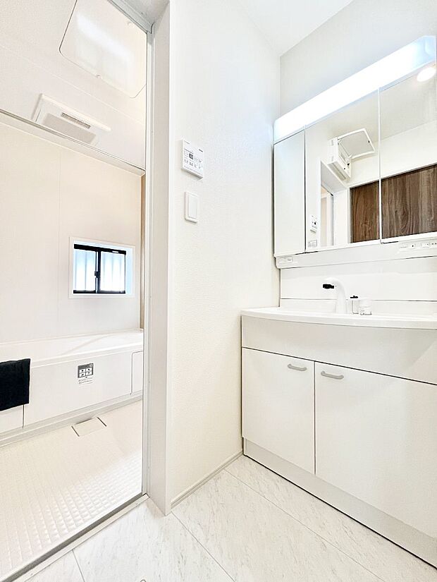 清潔感ある洗面化粧室で朝の身支度も快適