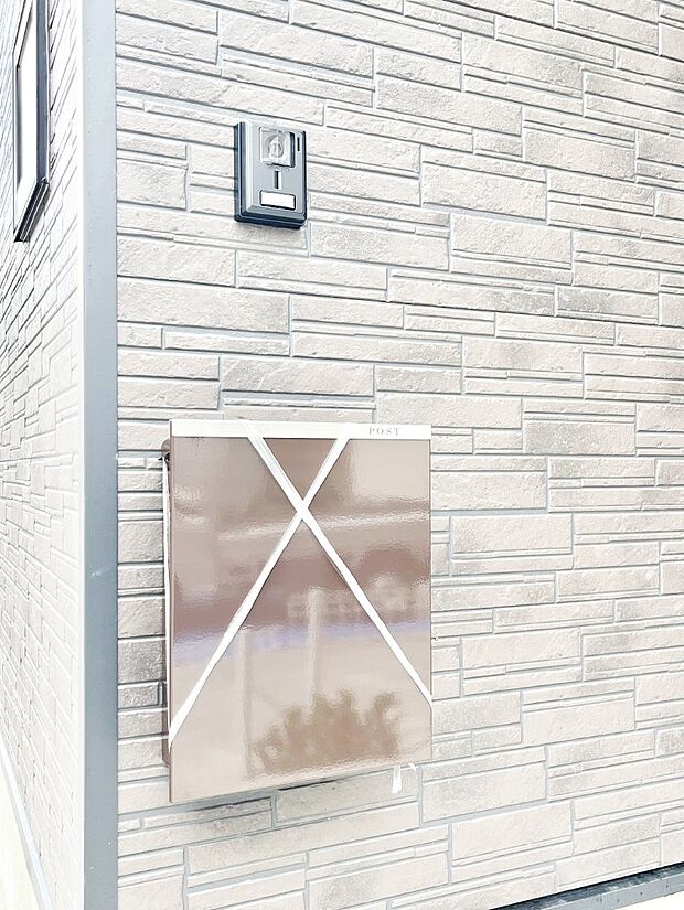 シンプルなデザインのポスト