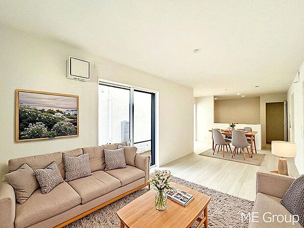 ご家族の賑やかな話し声で包まれる明るいリビング ※家具はCGです