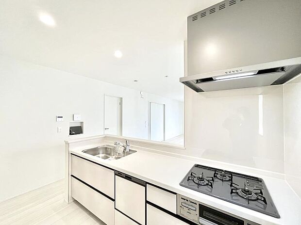 料理をしながらでもご家族との会話を楽しめる対面キッチン