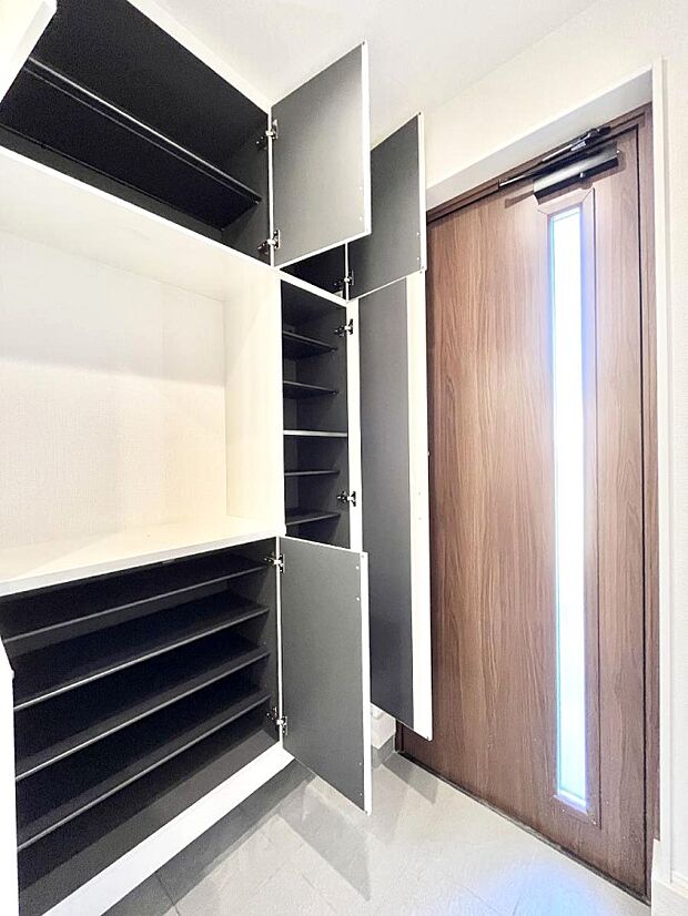 たっぷり収納できるシューズボックスで家族全員の靴も、玄関すっきり。  