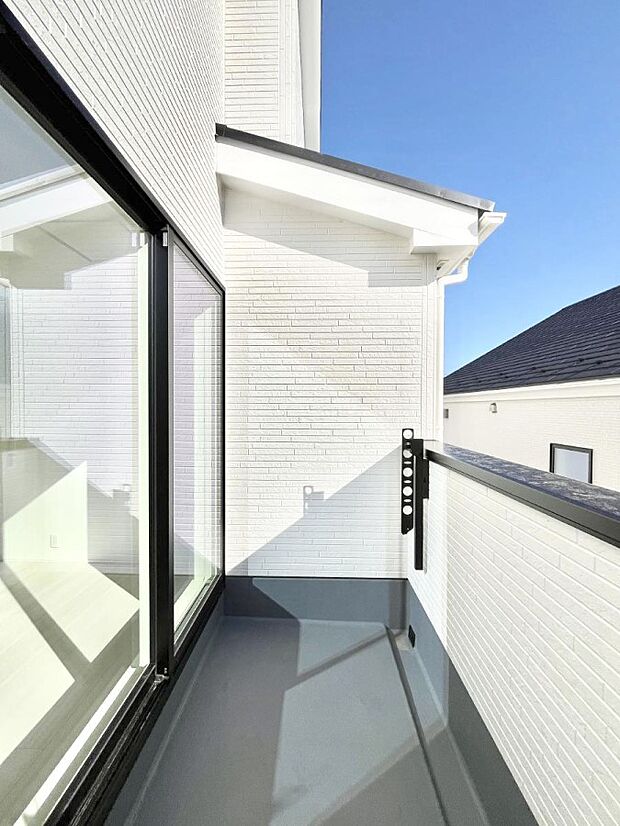 暖かな陽光が降り注ぐバルコニーはお洗濯におすすめ。爽やかな風も心地よいです。 