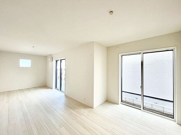 大きな窓からたっぷりの陽光と風を感じられるリビング  