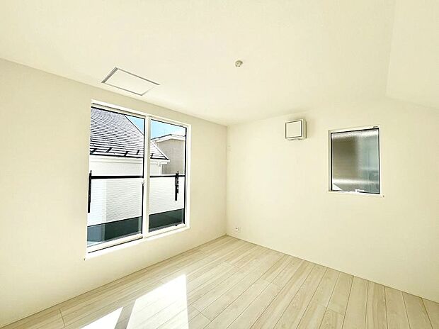 明るいバルコニーサイドに洋室を設置。目覚めの良い寝室に。 