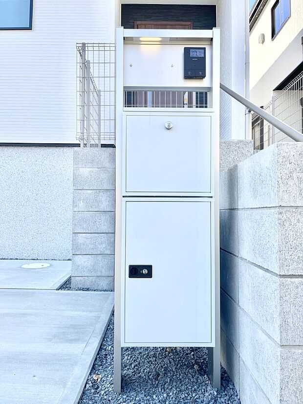 シンプルデザインのポスト。