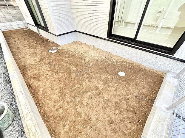 プランターを並べて季節のお花を楽しめるお庭付き。