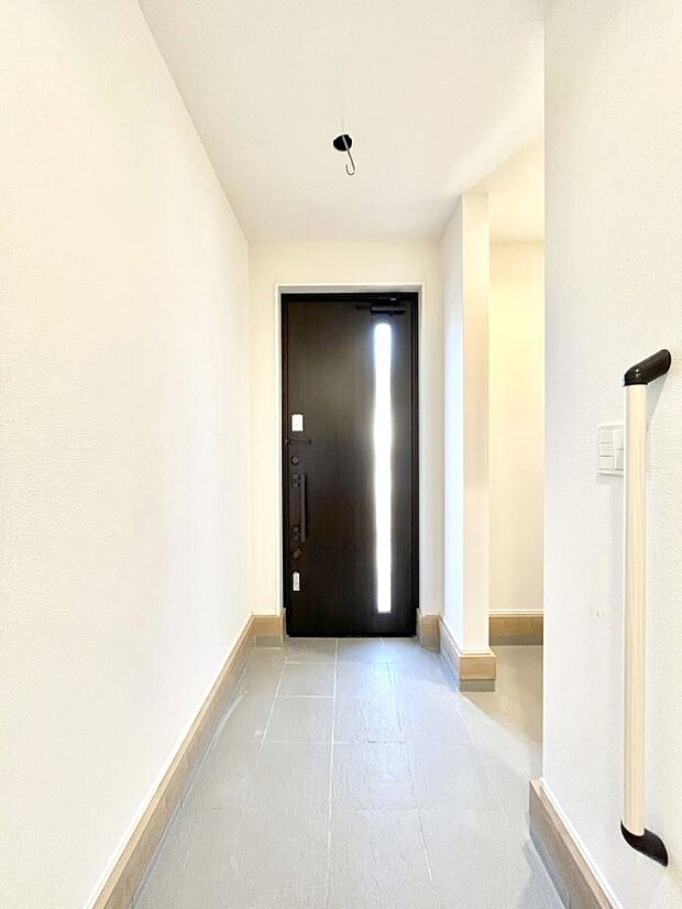 明るい玄関はお客様をお出迎えするのにぴったりです！ 