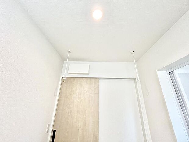 室内物干しポール。梅雨や花粉の時期に大活躍します。  