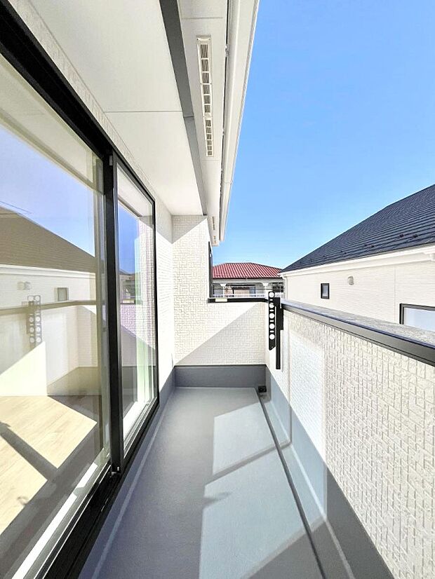 暖かな陽光が降り注ぐバルコニーはお洗濯におすすめ。爽やかな風も心地よいです。 