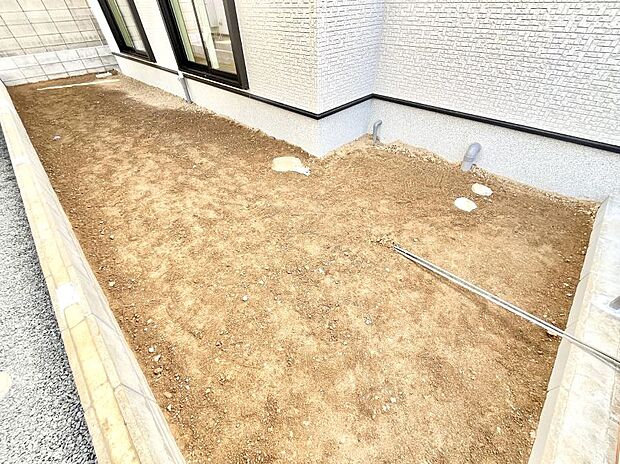 ガーデニングや家庭菜園も楽しめるお庭付き。