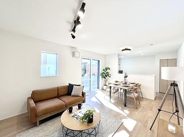 ご家族の賑やかな話し声で包まれる明るいリビング