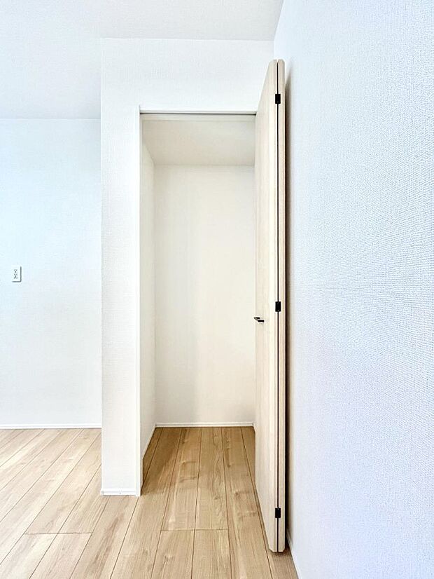 キッチン横収納!食材のストックはもちろん、日用品の収納など使い方はいろいろ!