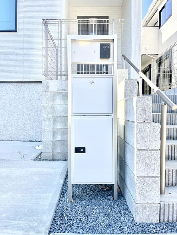 シンプルデザインのポスト。