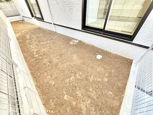 プランターを並べて季節のお花を楽しめるお庭付き。