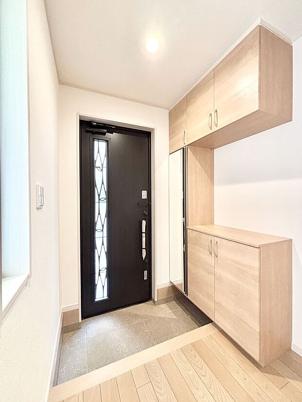 明るい玄関はお客様をお出迎えするのにぴったりです!