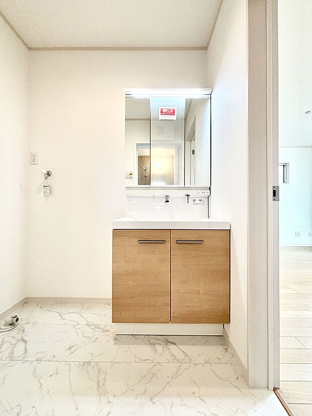 大きく見やすい三面鏡で清潔感ある洗面台は、身だしなみチェックや肌のお手入れにおすすめです。 