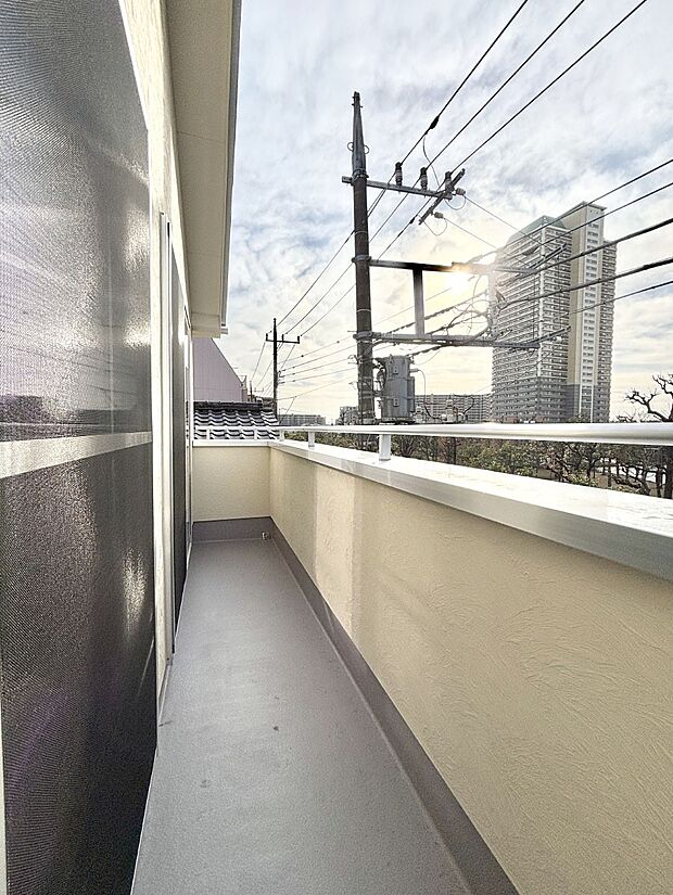 暖かな陽光が降り注ぐバルコニーはお洗濯におすすめ。爽やかな風も心地よいです。 
