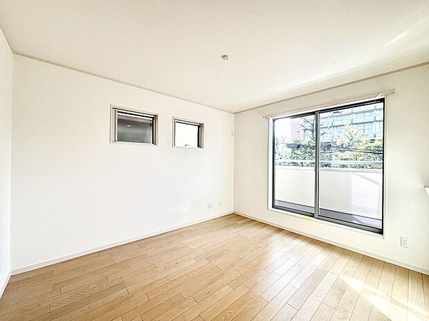 大きな窓からたっぷりの陽光と風を感じられるリビング  