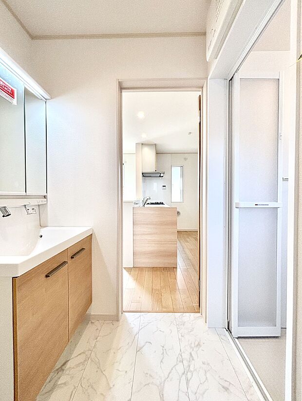 清潔感のある快適空間です。毎日の身支度も気持ち良くお使い頂けます。 