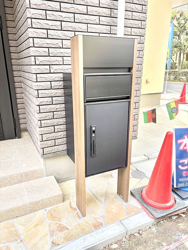 シンプルデザインのポスト。