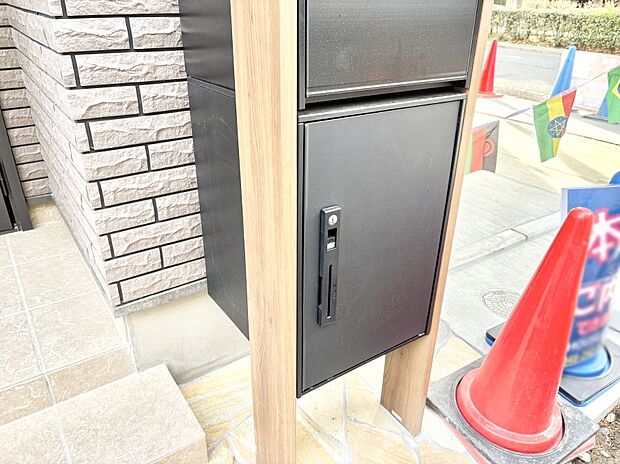 外観「宅配ボックス」 時間を気にせず宅配物をいつでも安全に受け取れます。