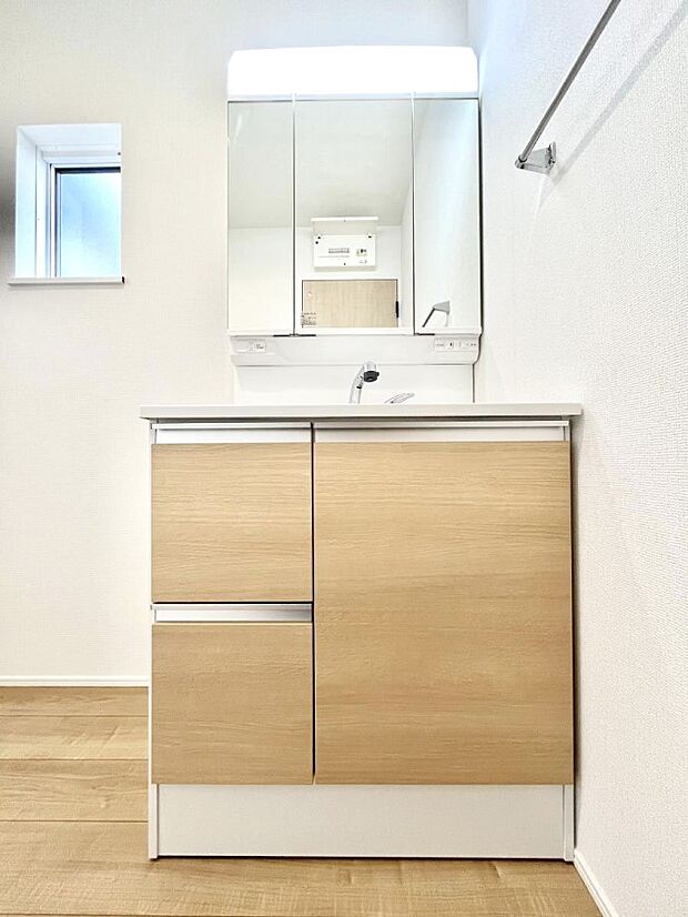 大きく見やすい三面鏡で清潔感ある洗面台は、身だしなみチェックや肌のお手入れにおすすめです。