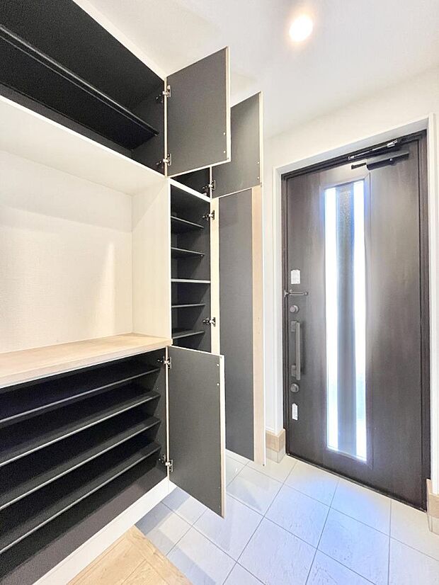 たっぷり収納できるシューズボックスで家族全員の靴も、玄関すっきり。