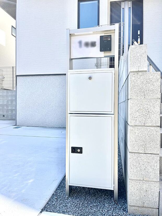 シンプルデザインのポスト。