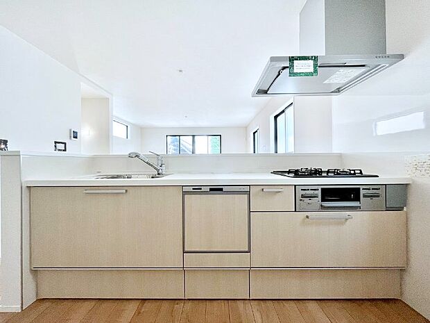 リビングを見渡せる人気のカウンターキッチン。 家族を見守りながら家事をすることができます。