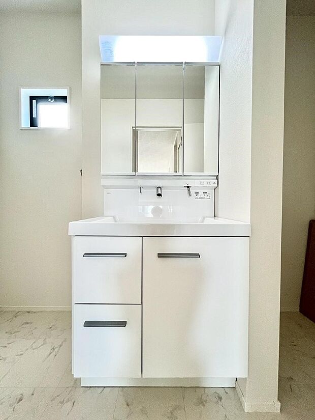 大きく見やすい三面鏡で清潔感ある洗面台は、身だしなみチェックや肌のお手入れにおすすめです。