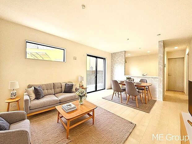 ご家族の賑やかな話し声で包まれる明るいリビング ※家具はCGです