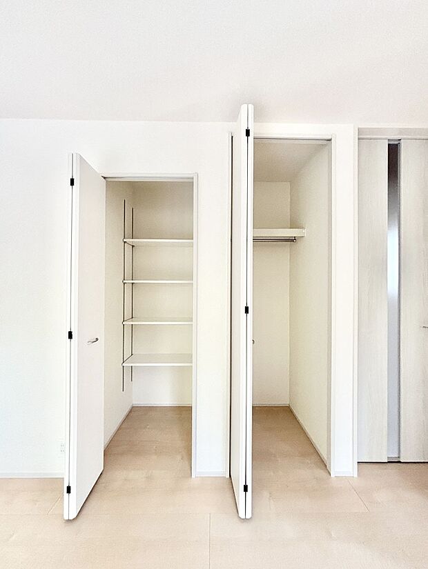 リビング収納。ここに収納があると物が集まるLDKがスッキリ片付きそうですね。