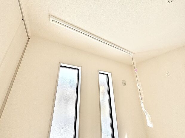 室内物干しポール。梅雨や花粉の時期に大活躍します。