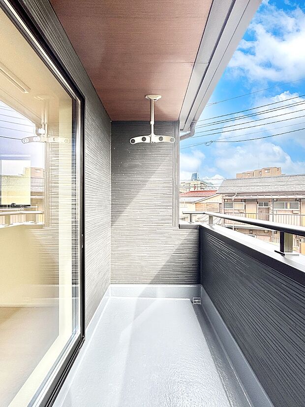 暖かな陽光が降り注ぐバルコニーはお洗濯におすすめ。爽やかな風も心地よいです。