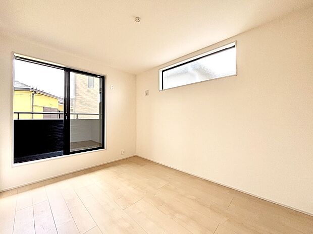 バルコニーが開放感をプラスしてくれる洋室