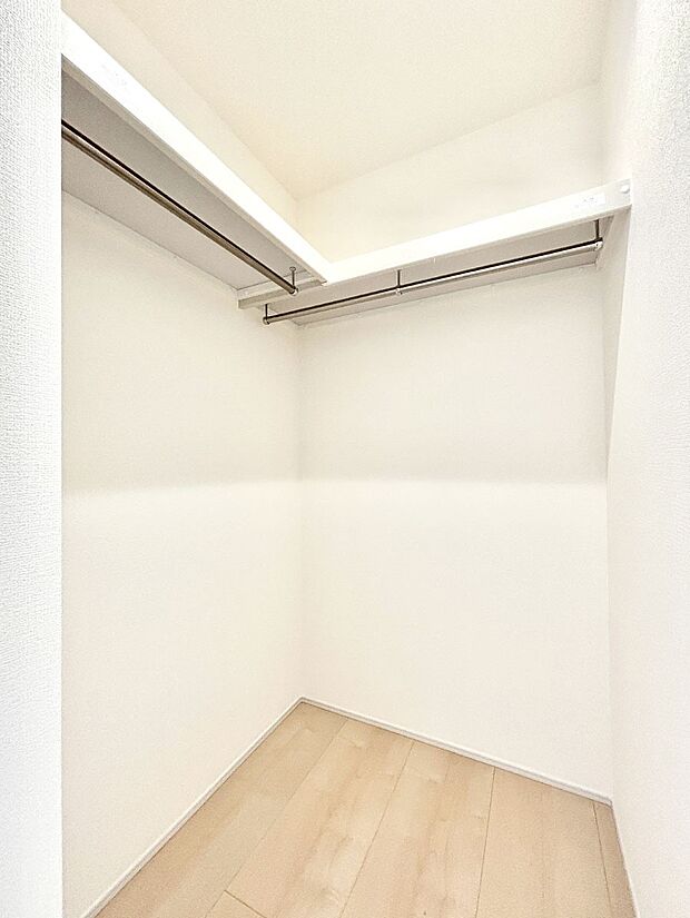 ウォークインクローゼット付きで生活空間を広く利用できます。
