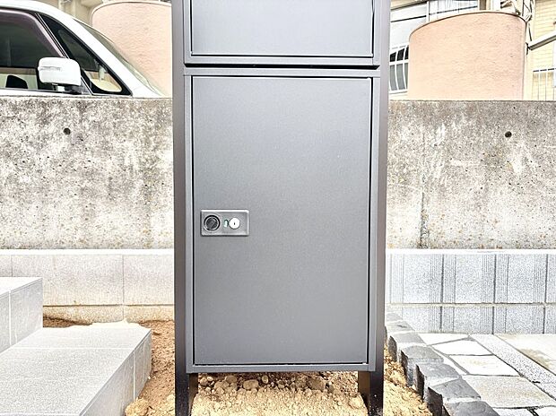 外観「宅配ボックス」 時間を気にせず宅配物をいつでも安全に受け取れます。
