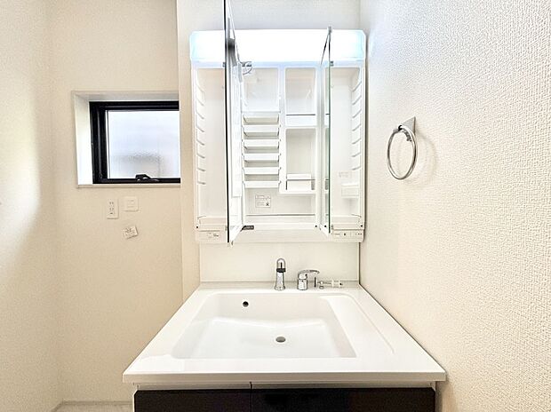 三面鏡の裏に、化粧品や衛生用品などを収納可能。洗面台をすっきりと保ちます!