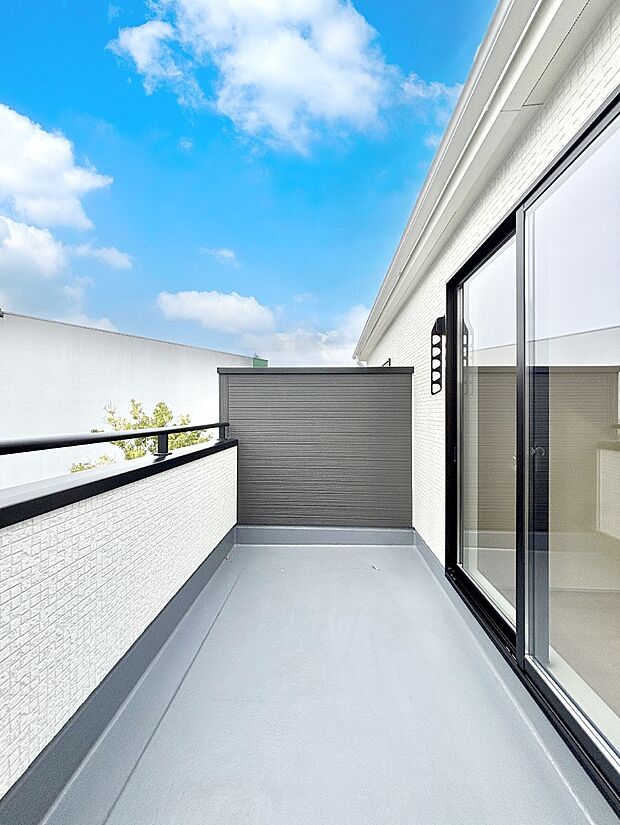 ゆったりバルコニーだから沢山お洗濯ものを干せます。