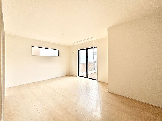 大きな窓からたっぷりの陽光と風を感じられるリビング