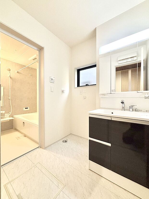 清潔感のある快適空間です。毎日の身支度も気持ち良くお使い頂けます。