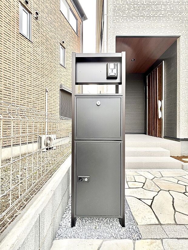 シンプルデザインのポスト。