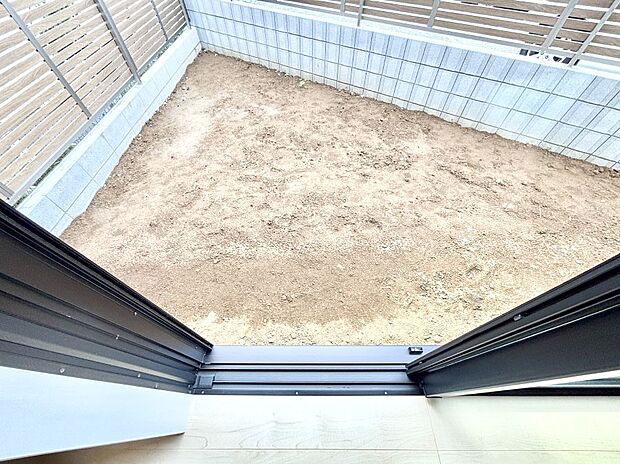 プランターを並べて季節のお花を楽しめるお庭付き。