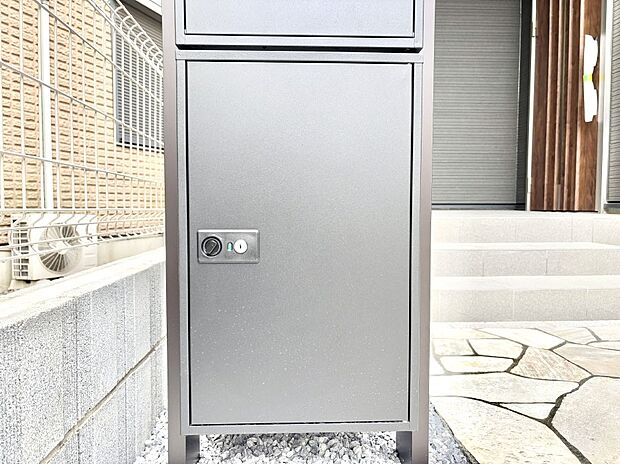 外観「宅配ボックス」 時間を気にせず宅配物をいつでも安全に受け取れます。