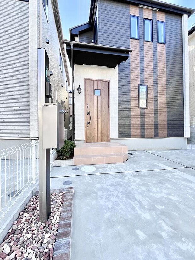 玄関アプローチにはプランターを並べて季節の花でお客様をおもてなしできます。