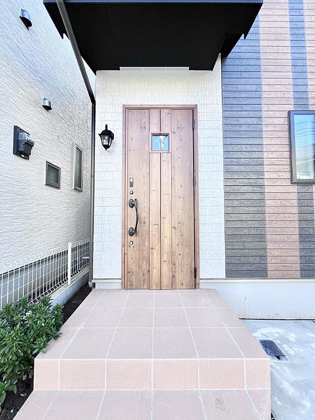 住まいの顔を演出する、玄関ドア。