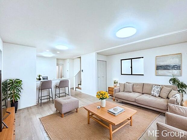 ご家族の賑やかな話し声で包まれる明るいリビング ※家具はCGです