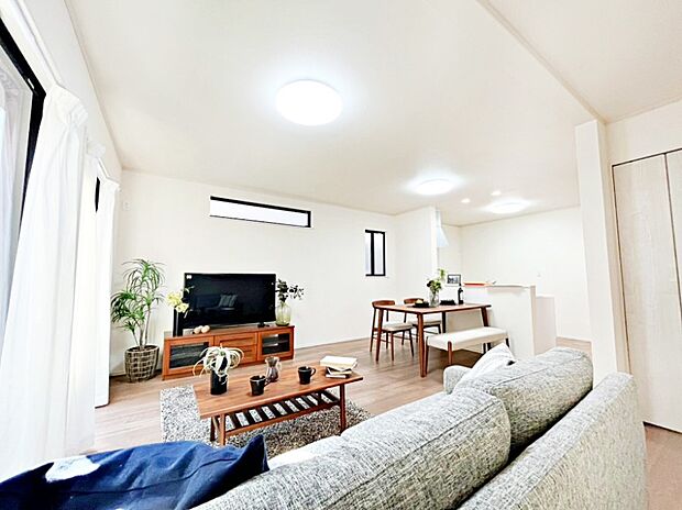 ご家族の賑やかな話し声で包まれる明るいリビング  ※家具はCGです