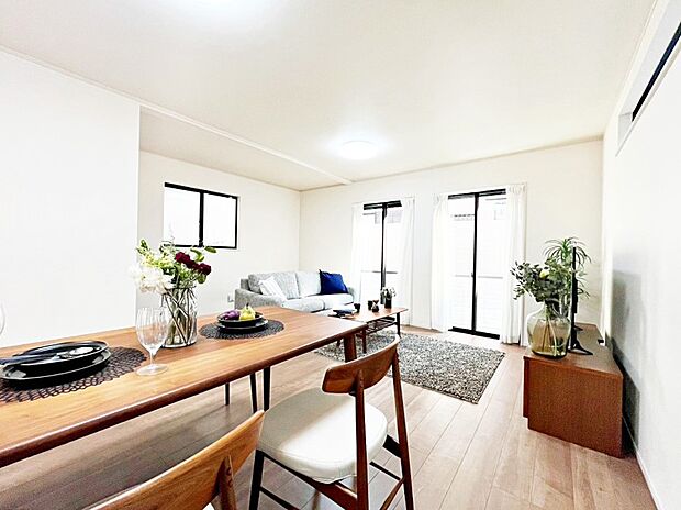 大きな窓からたっぷりの陽光と風を感じられるリビング