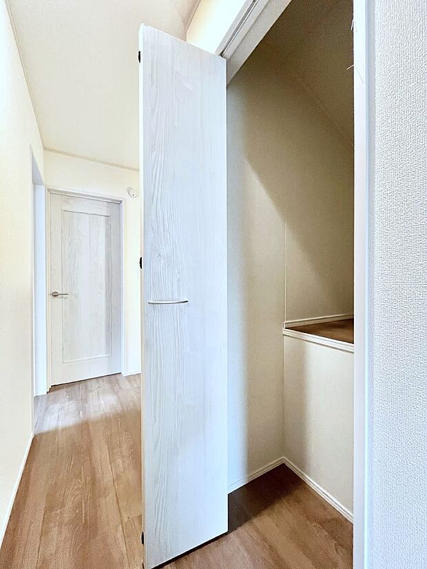 廊下収納。掃除道具や季節の小物を収納することができます。